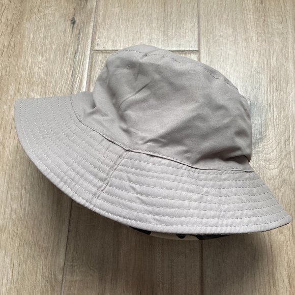 Reversible Camouflage/Greyish Tan Hat with Zip Pocket - Picture 2 of 4